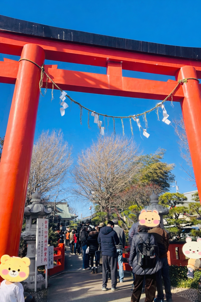 虎の日の初詣で混雑する神社の境内と鳥居
